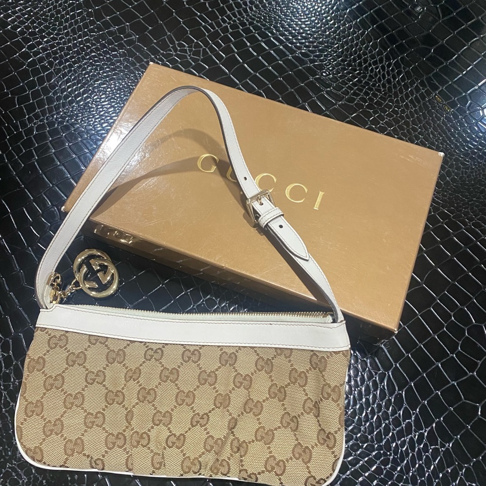 I’m selling this cute vintage Gucci mini bag!